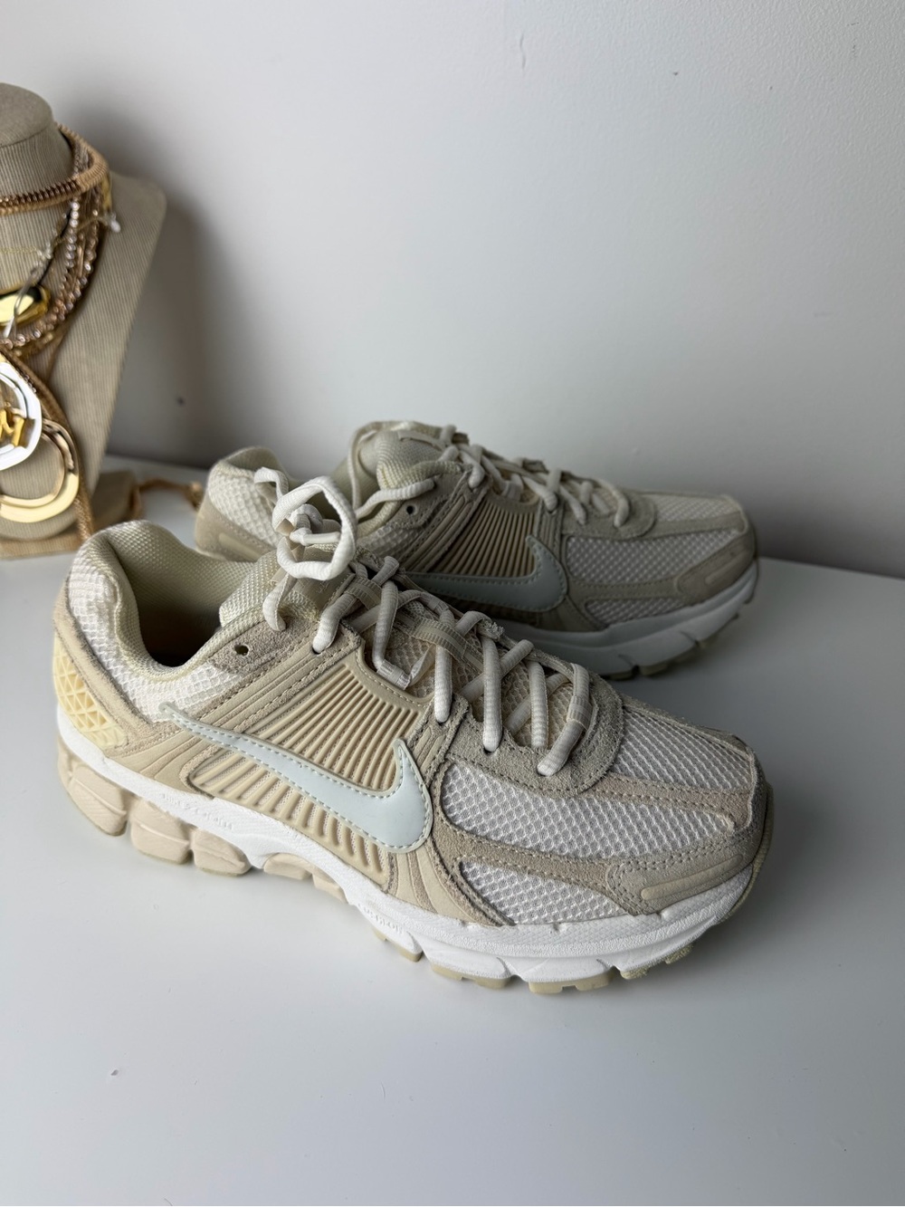 BRAND NEW NIKE Zoom Vomero 5  Women’s Cream and Beige Mesh Athletic Sneakers